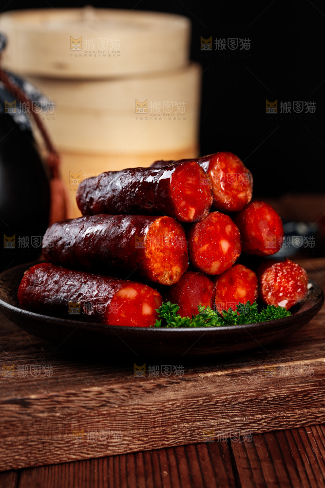 盘子里装着烟熏腊肠