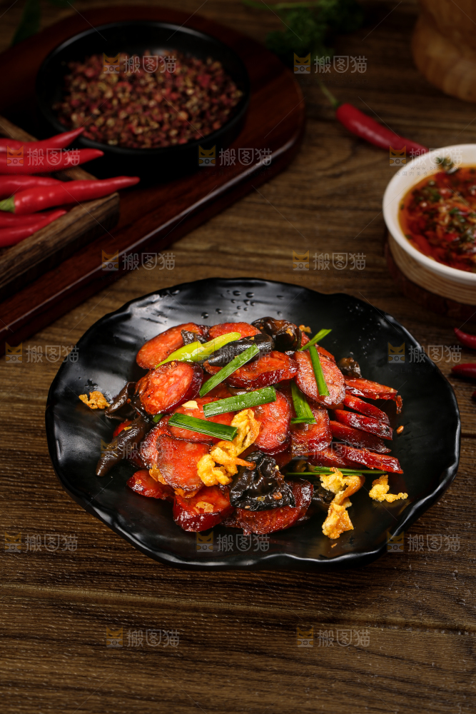 盘子里装着炒熏腊肠