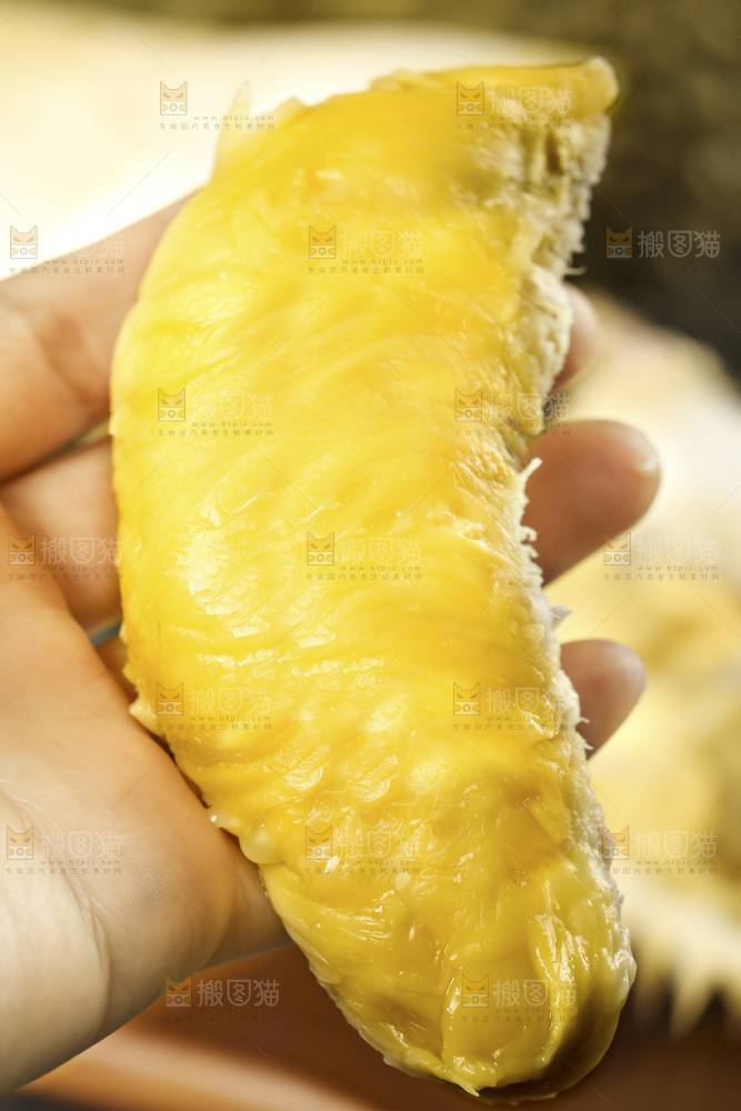 手里拿着榴莲果肉