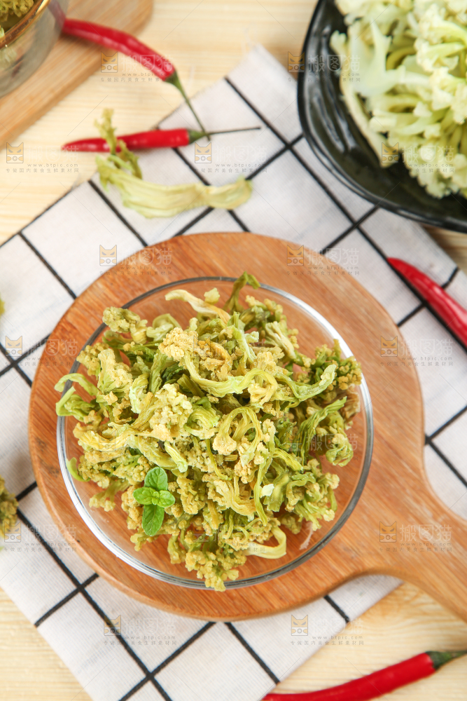 木底上放着一盘干花菜