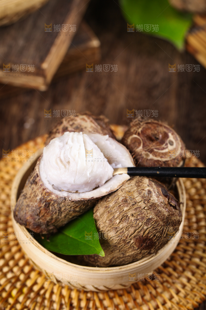 竹底上的牛奶毛芋头