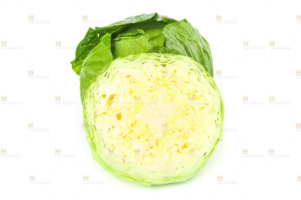 切开的包菜放在白底上