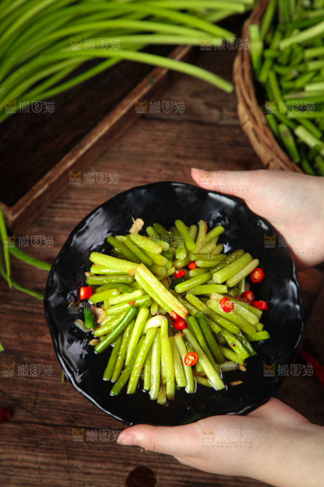 手拿一盘清炒蒜苔