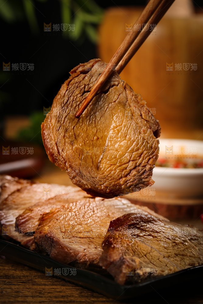 盘子里装着五香牛肉