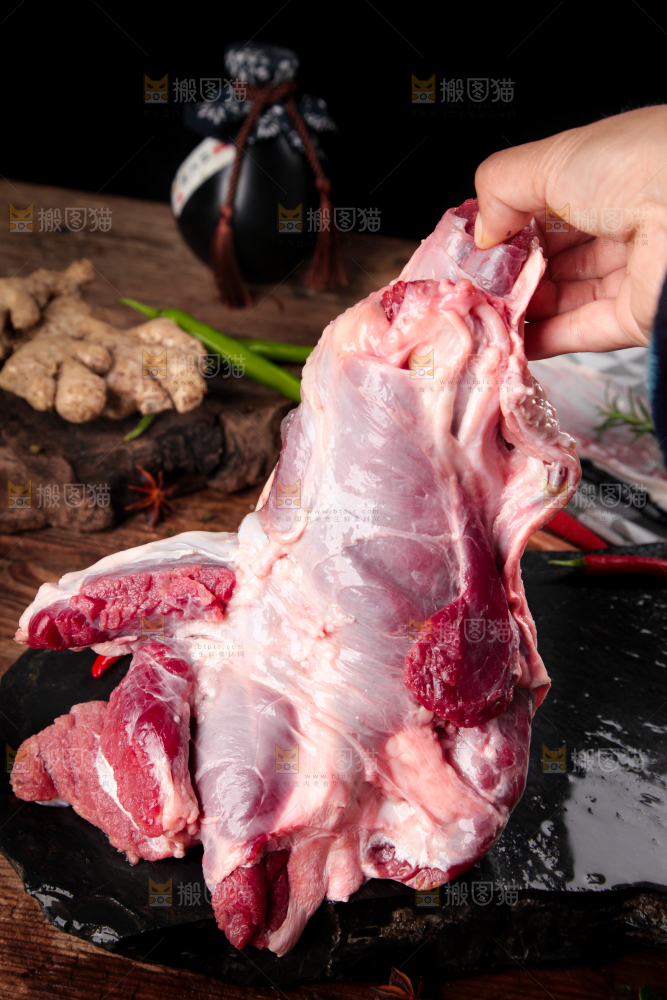 手里拿着新鲜牛肉