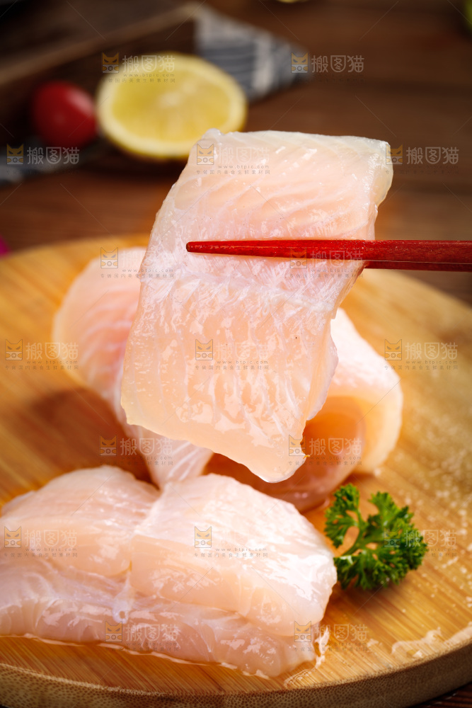 筷子夹着新鲜巴沙鱼块