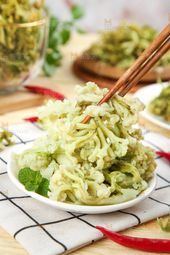筷子夹着花菜