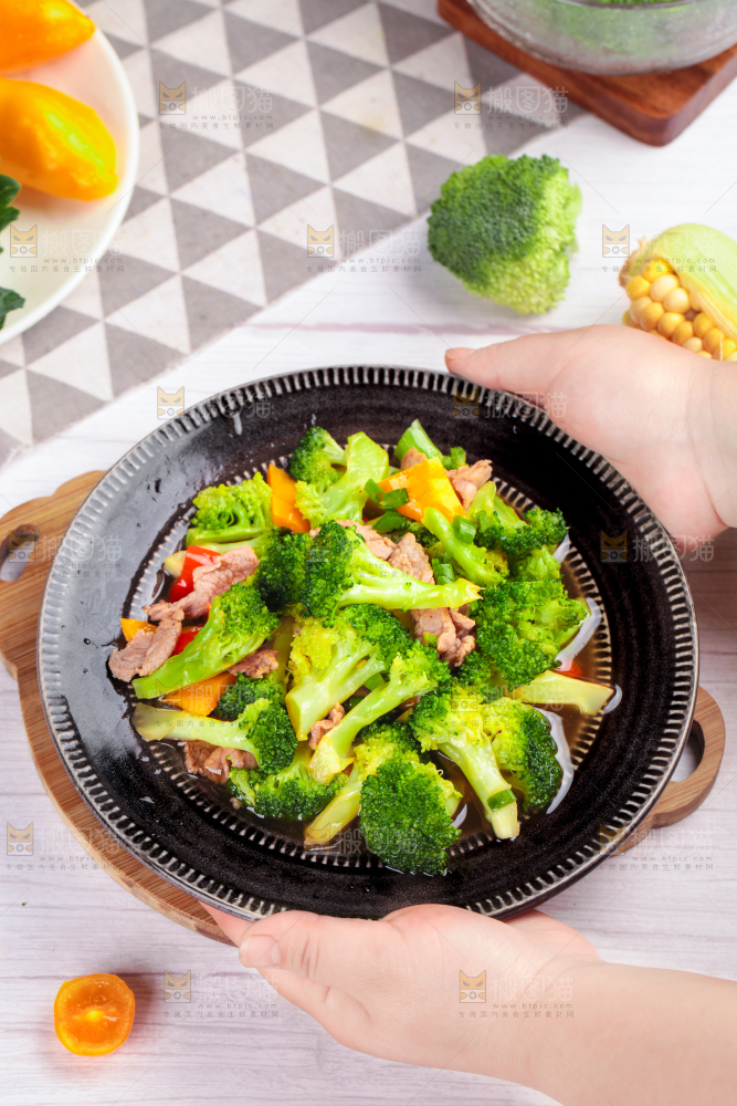 手拿一盘西兰花炒肉