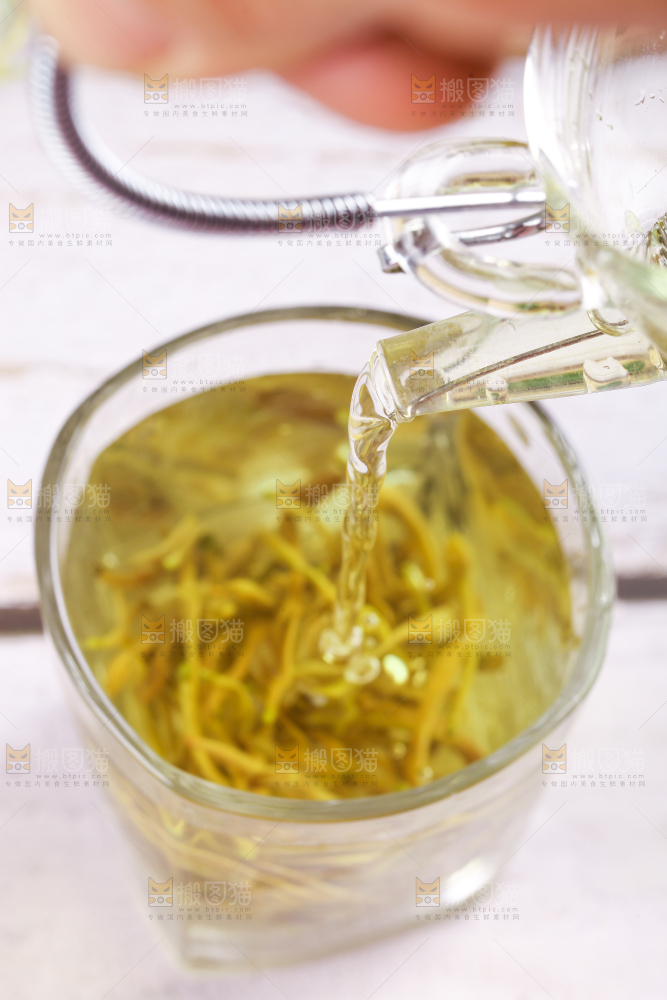 木底上放着一杯金银花茶