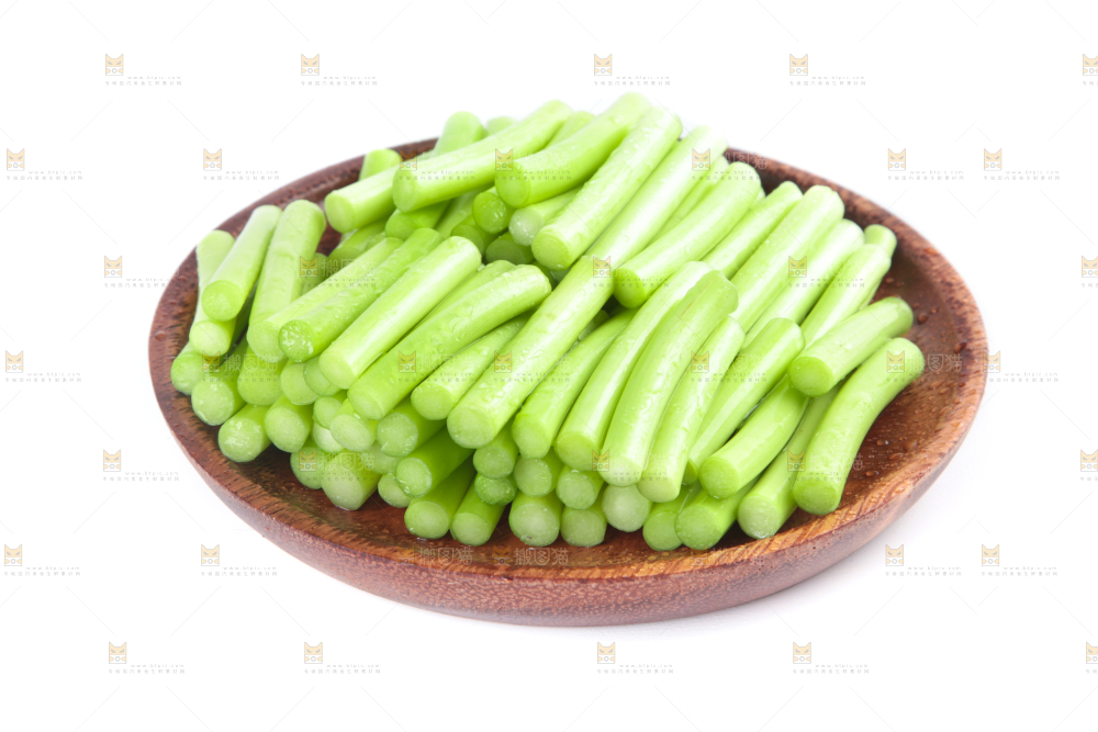 一盘新鲜蒜苔段放在白底上