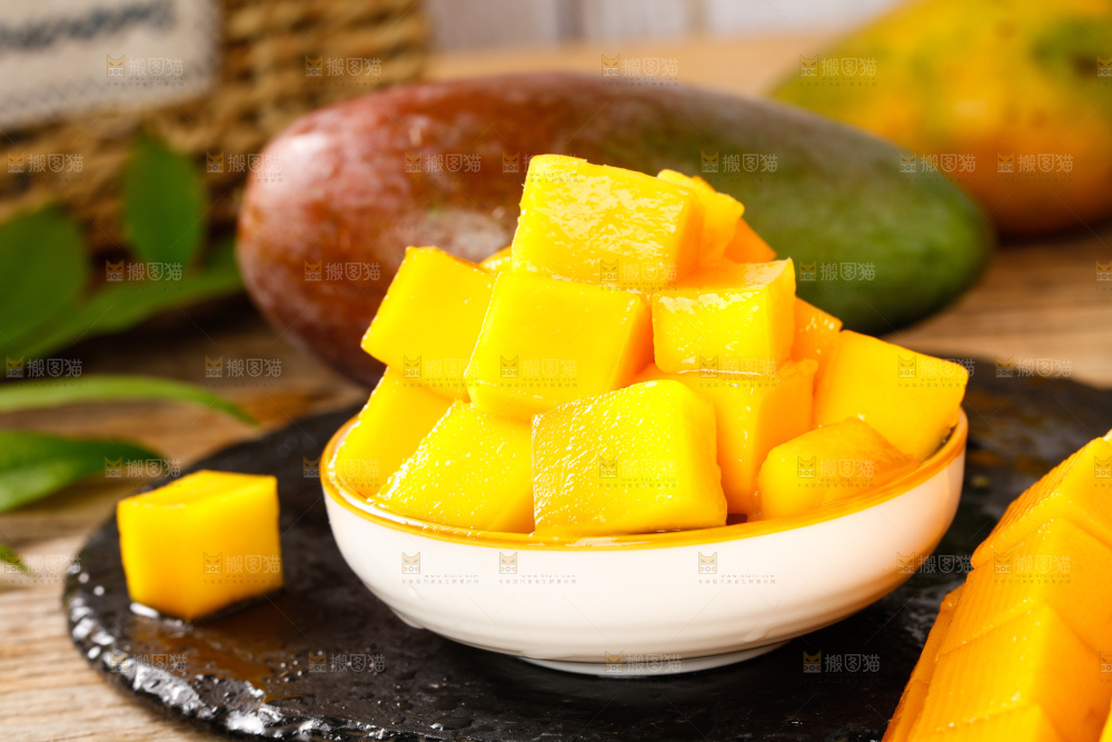 黑石板上放着一碗贵妃芒果肉