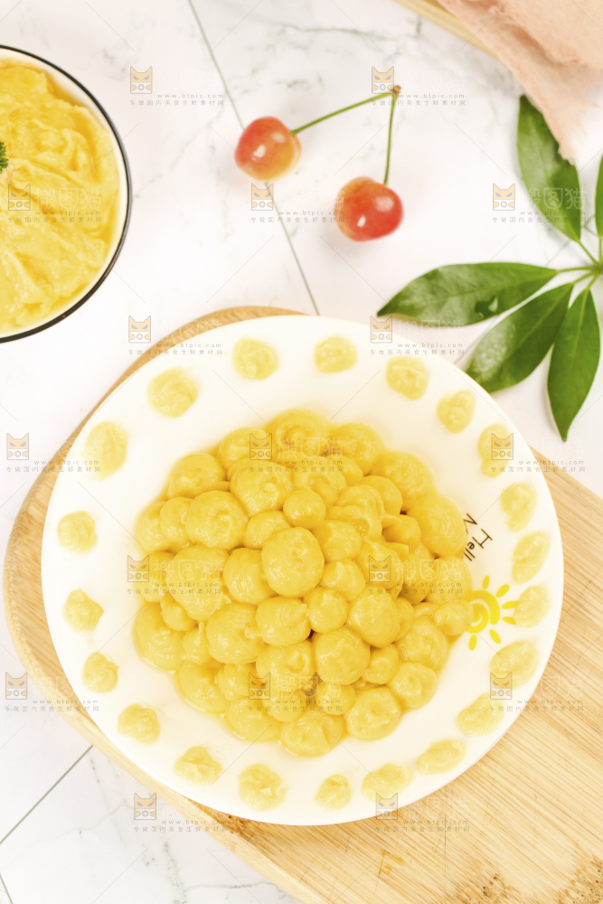 浅底上放着一盘榴莲果泥