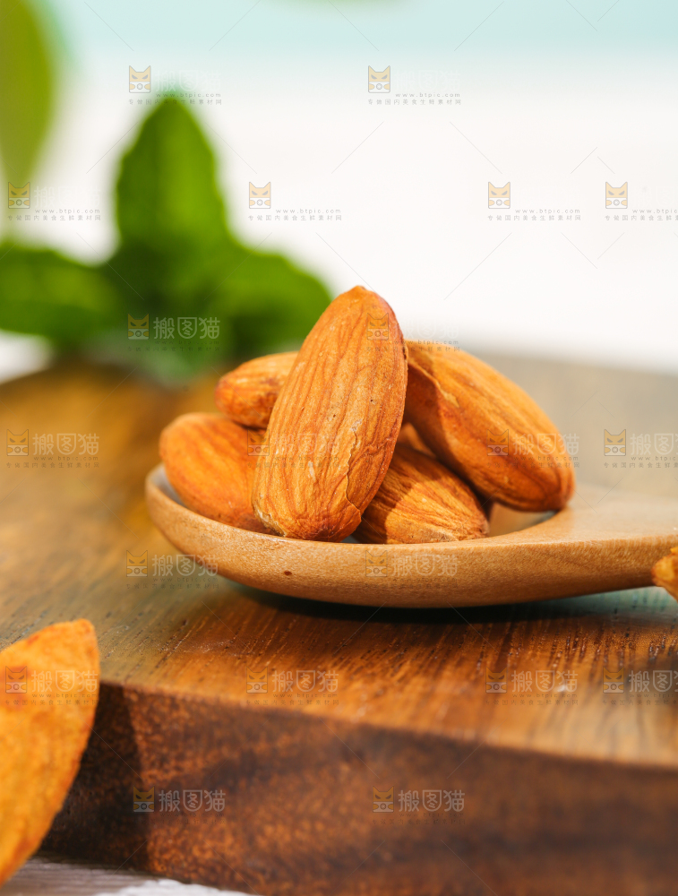 勺子里的巴旦木