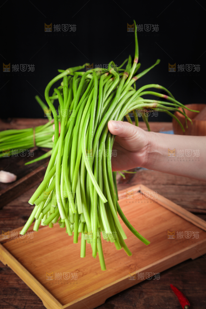 手拿新鲜蒜苔