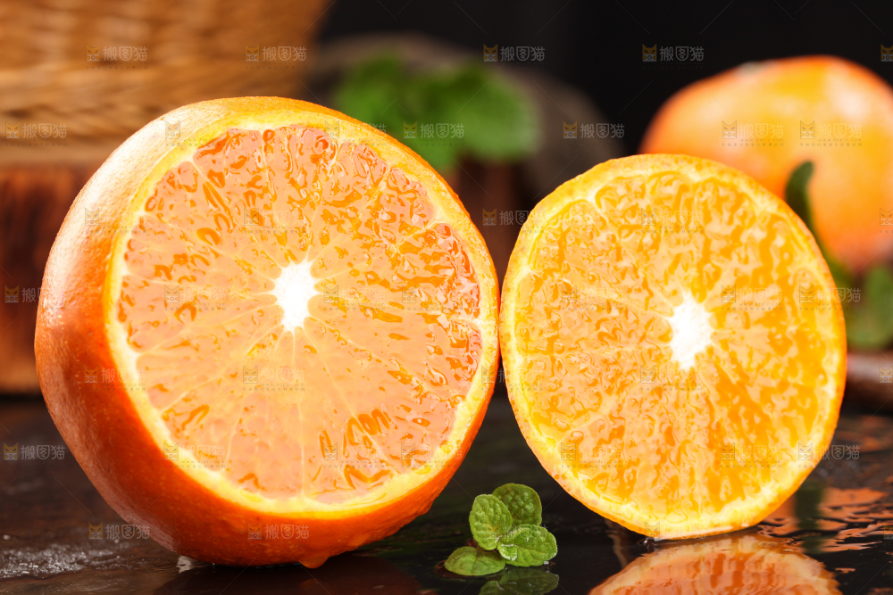 黑底上放着切开的脏脏柑