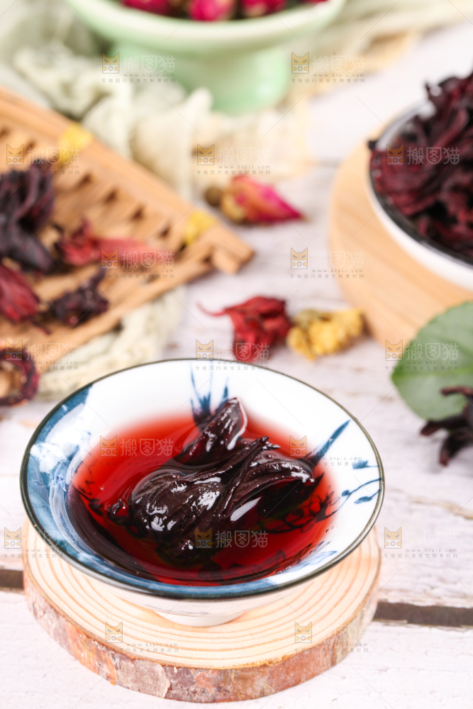 木底上放着一杯洛神花茶