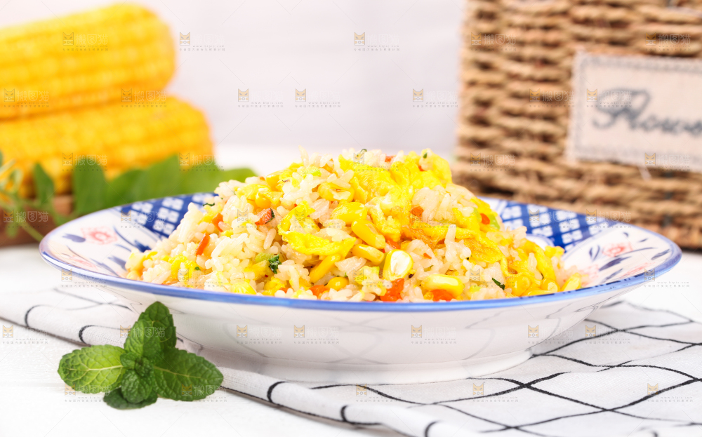 盘子里的玉米鸡蛋饭