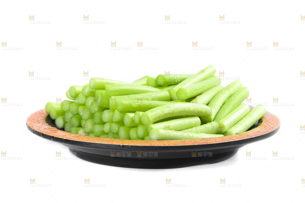 一盘新鲜蒜苔段放在白底上