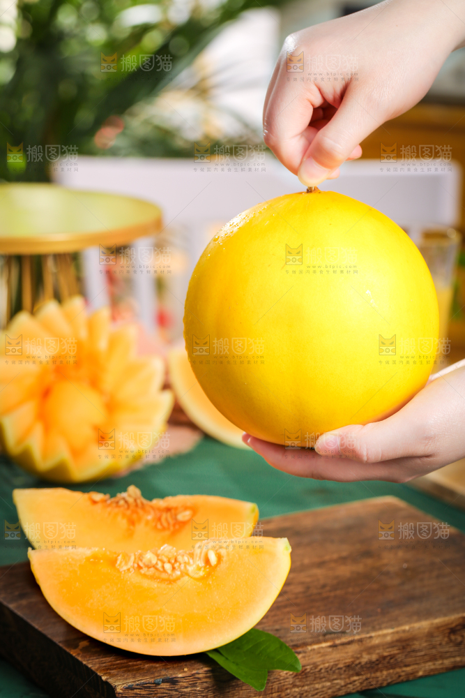 手拿新鲜的黄金蜜瓜