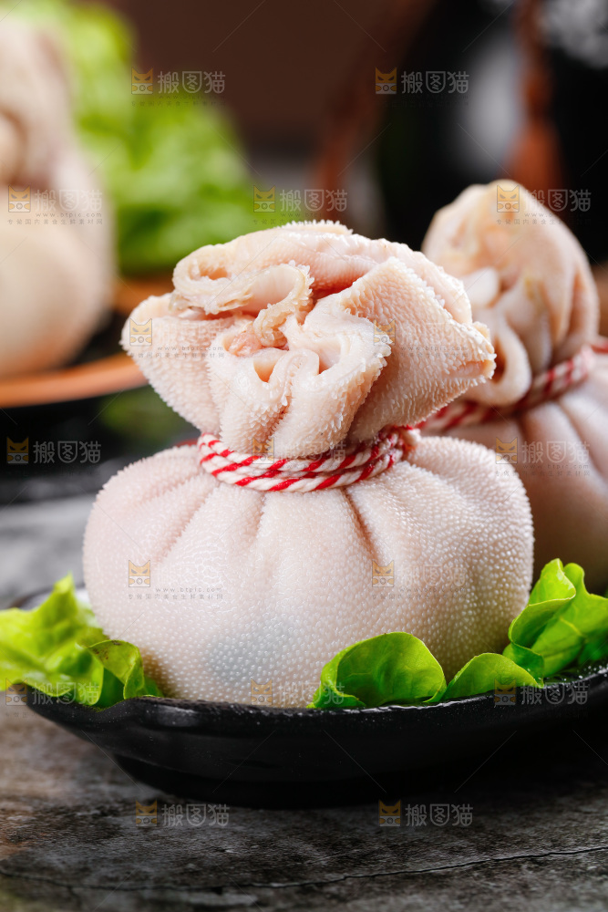 石板上放着一盘羊肚包肉