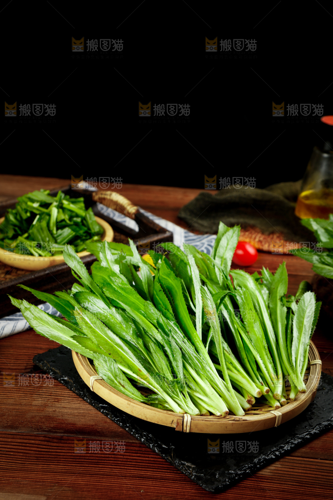 一盘刺芫荽放在深底上