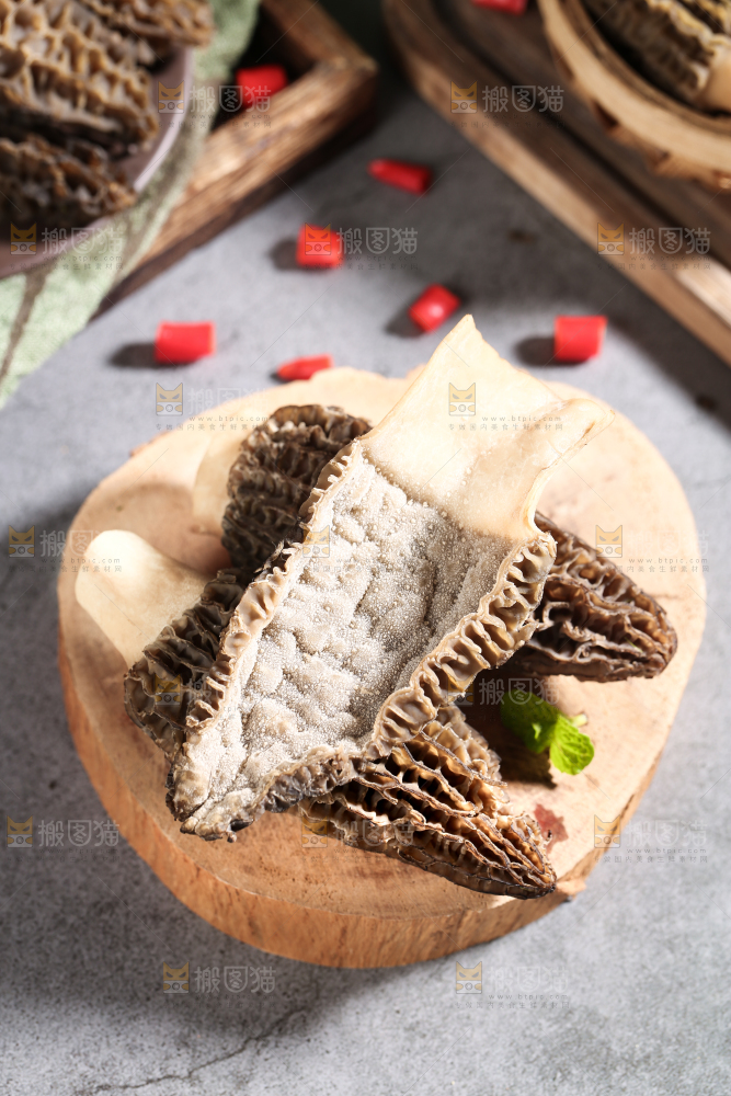 木板上的野生羊肚菌