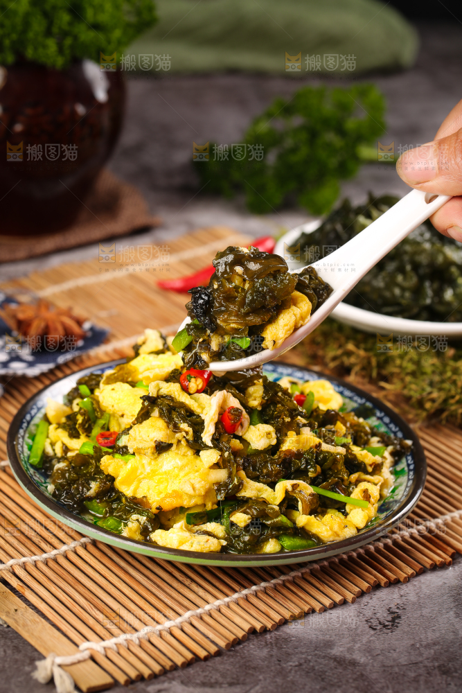 盘子里装着地皮菜炒鸡蛋