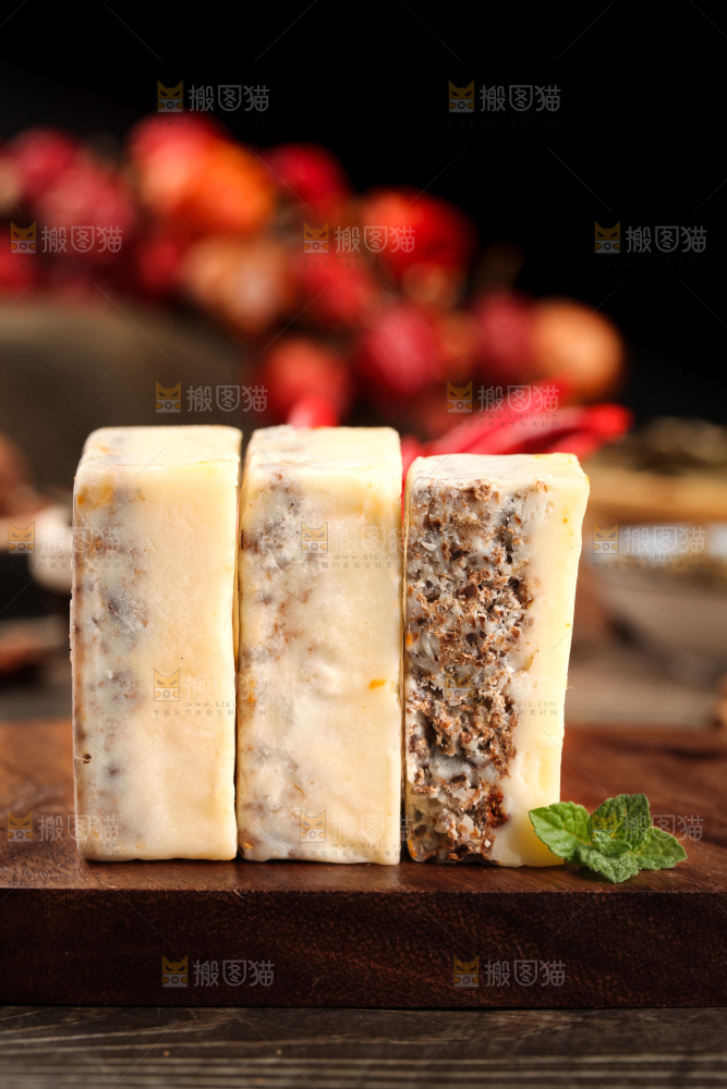 木底上放着清汤火锅底料