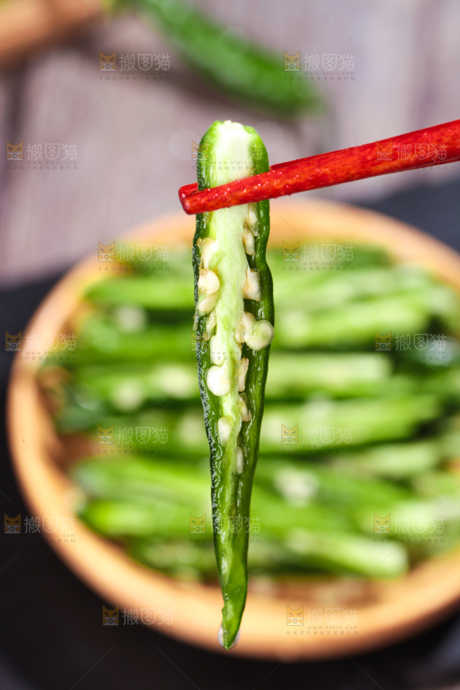 筷子夹着切开的青米椒