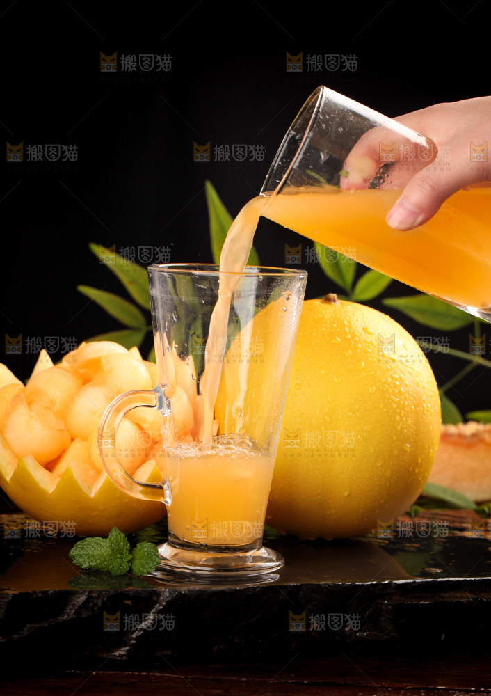 黑石板上放着一杯黄河蜜瓜果汁