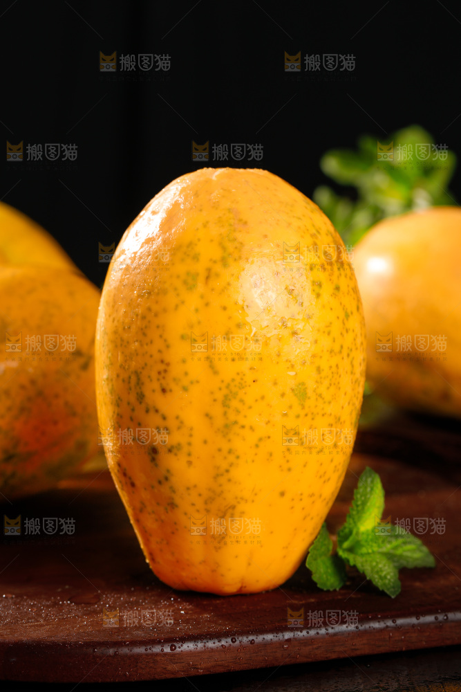 木板上放着雷州红心木瓜