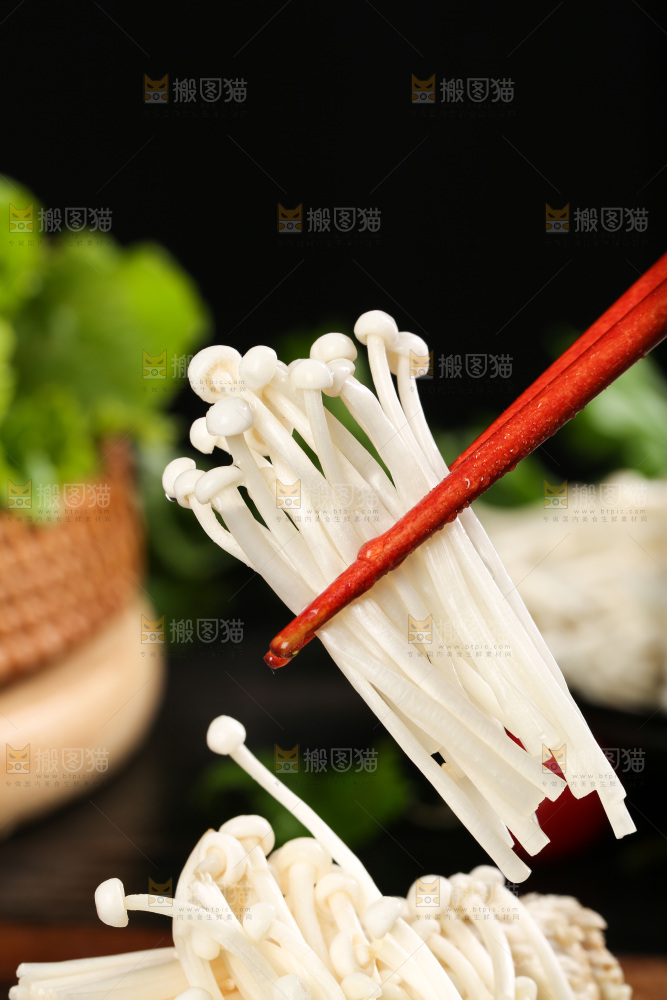 筷子夹着金针菇