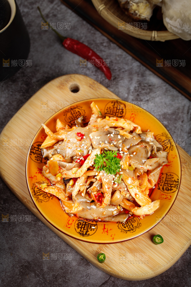 木板上放着一盘平菇炒肉