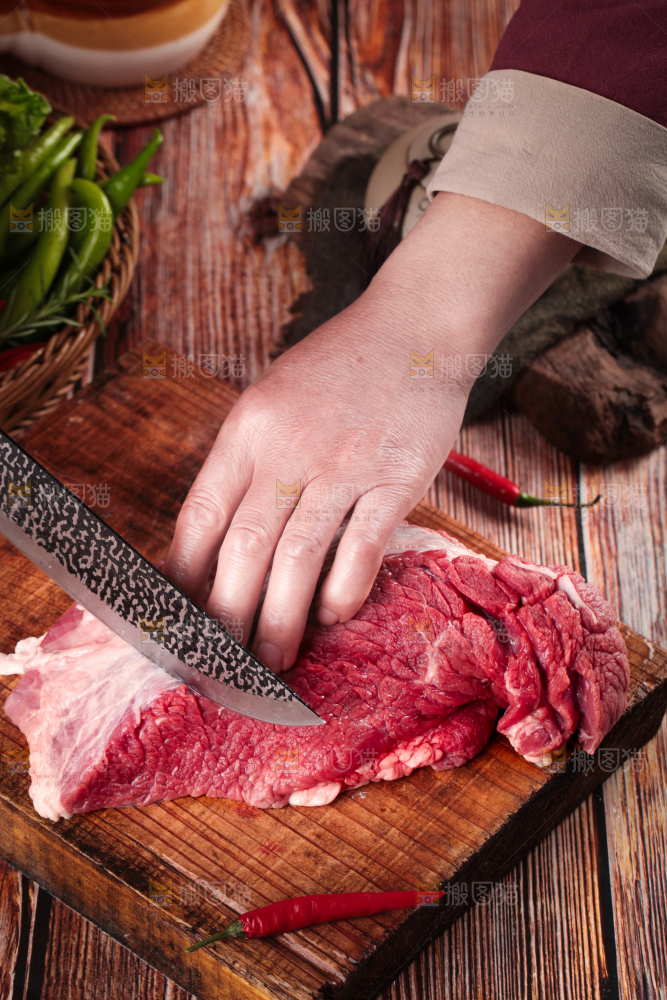 手里拿着新鲜牛肉