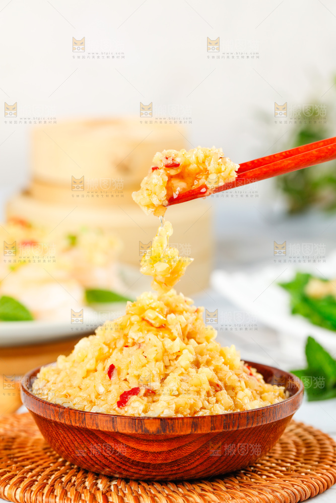 筷子夹着蒜蓉酱