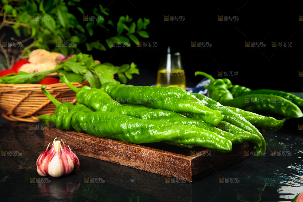 木板上放着陕西螺丝椒