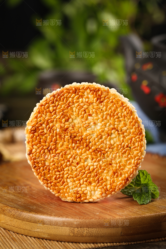 木板上放着黄石港饼