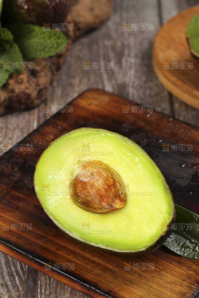 木底上放着切开的墨西哥进口牛油果
