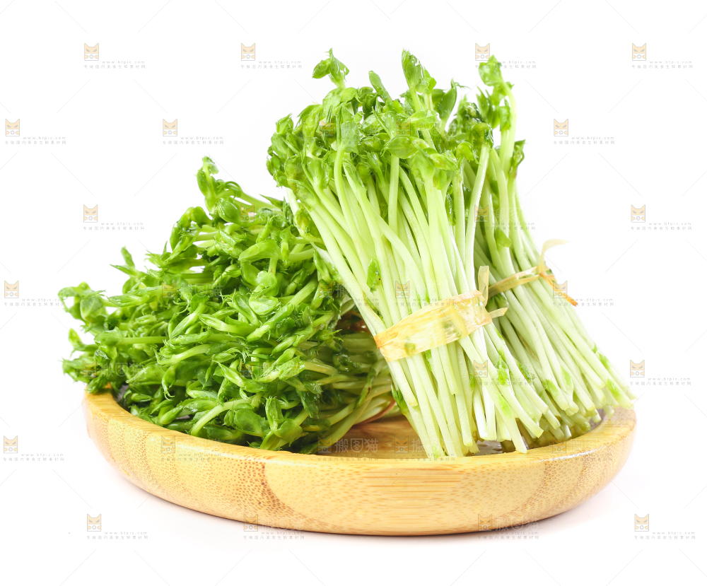 盘子里装着豌豆芽菜