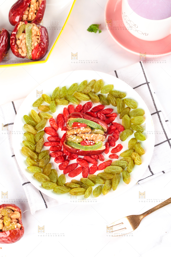 盘子里装着枣夹核桃食材