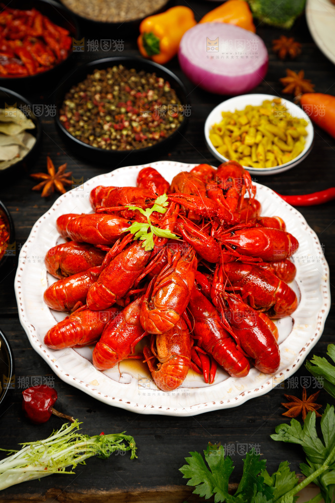 木底上放着一盘龙虾