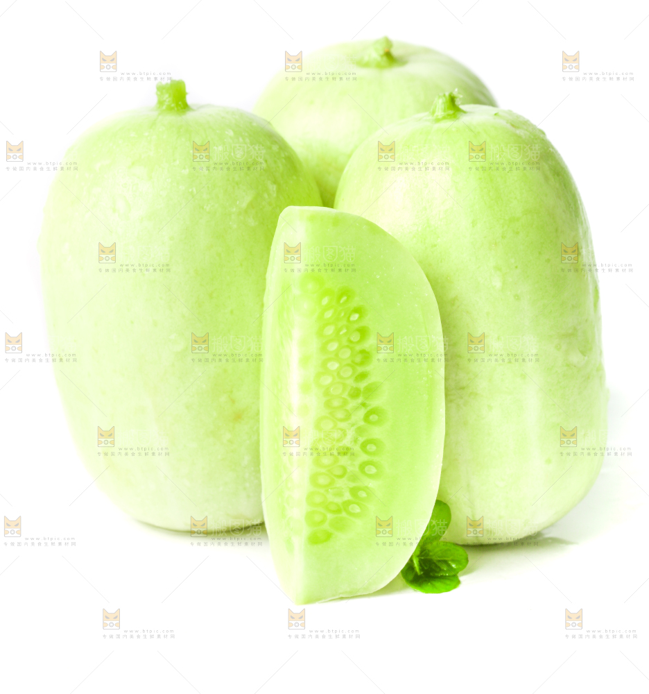 白底上放着切开的玉女黄瓜