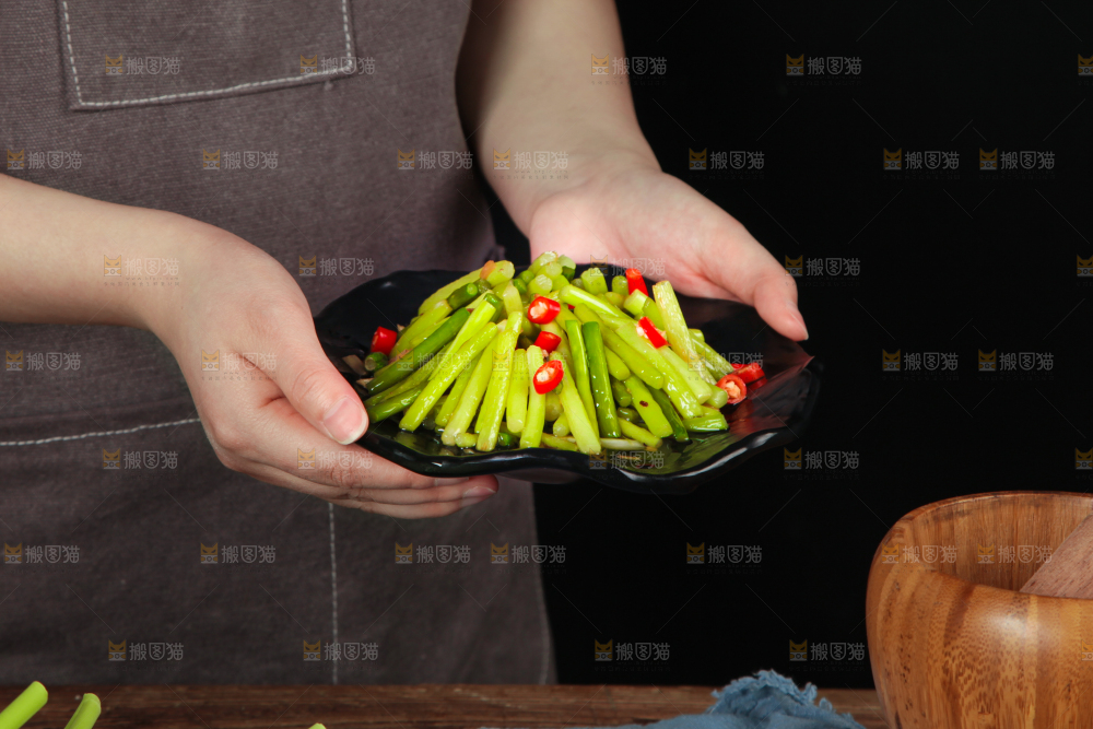 手拿一盘清炒蒜苔