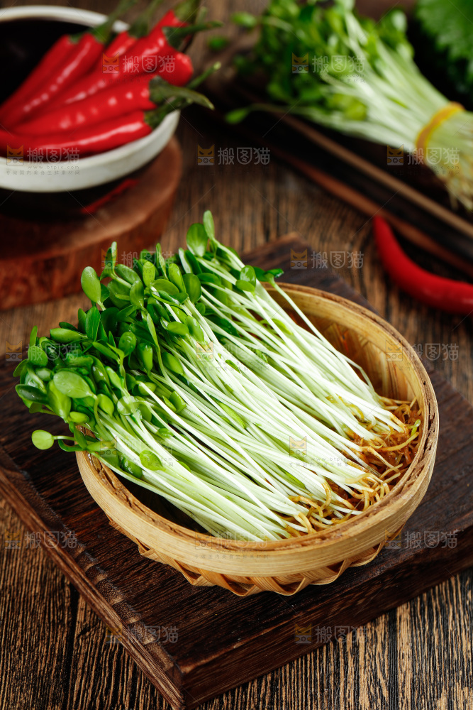 木底上放着新鲜的香椿芽苗