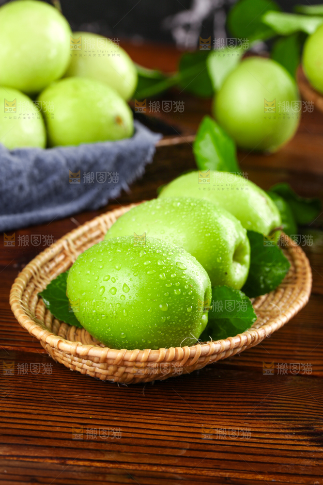 篮子里装着牛奶枣