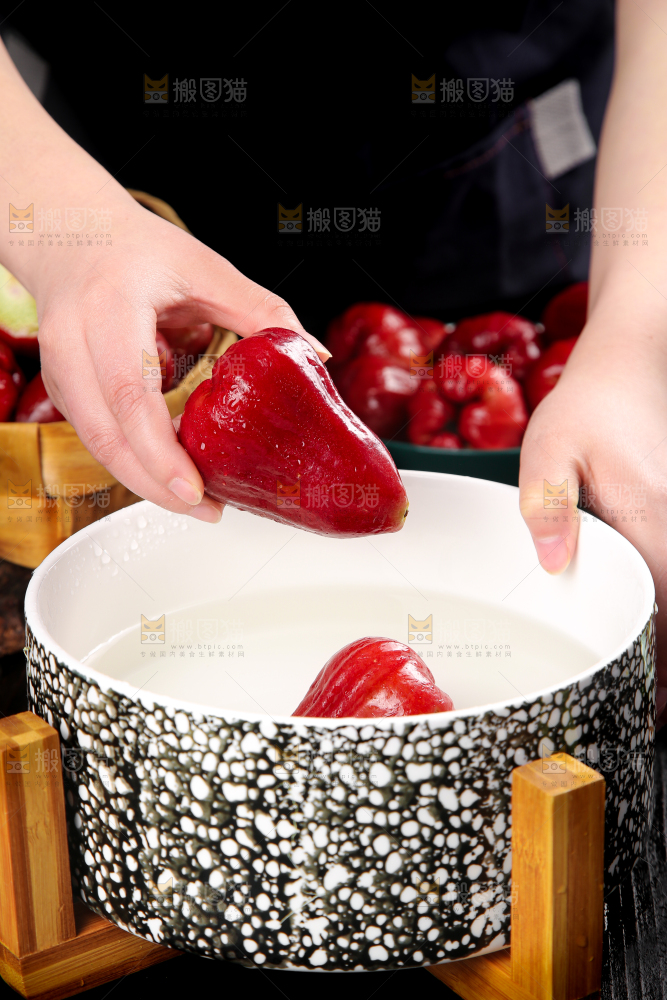 盆里的莲雾果