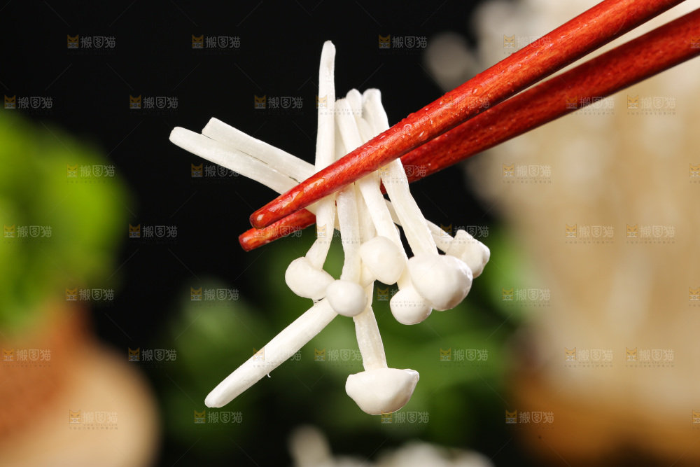 筷子夹着金针菇