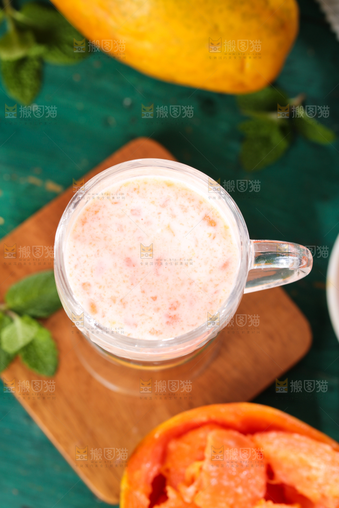 碗里装着牛奶木瓜