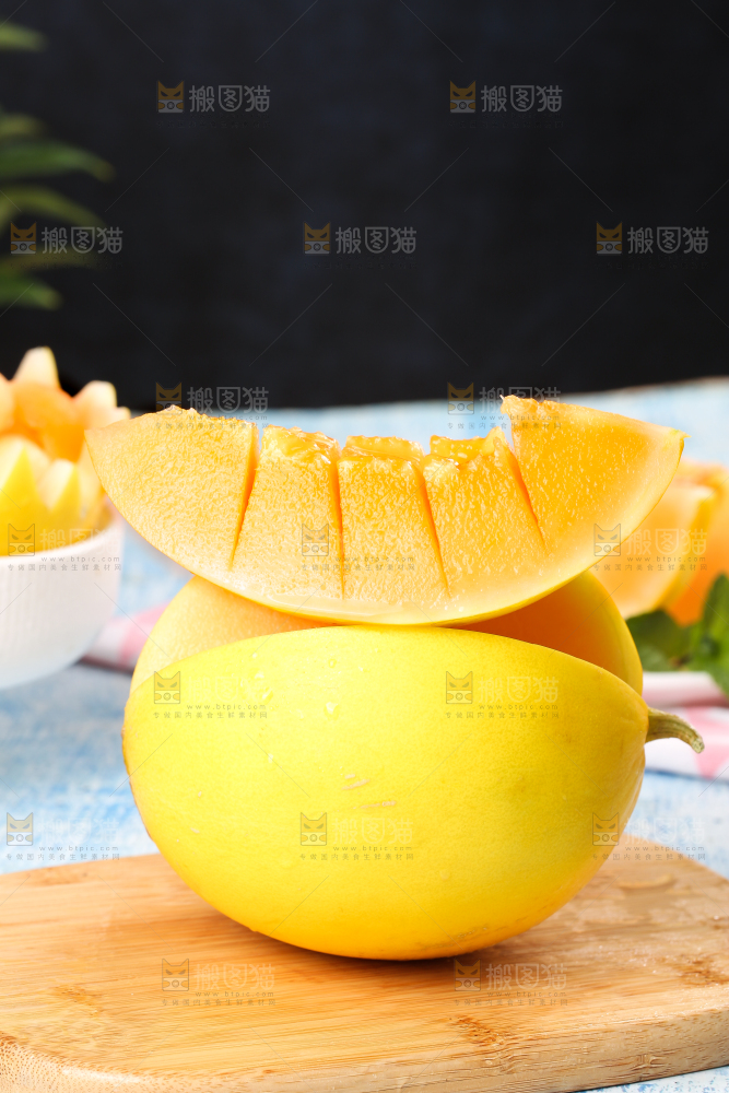 切开的陕西黄河蜜瓜放在浅底上