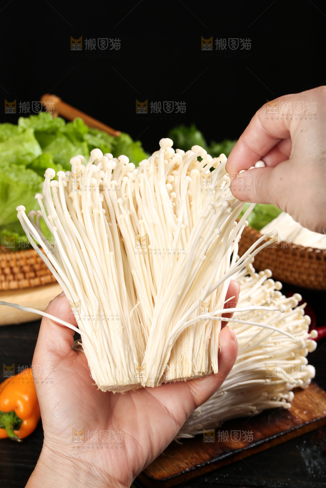 手拿新鲜金针菇